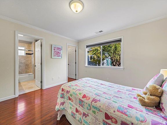 2nd image of 4892 Moorpark Ave