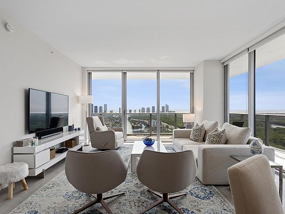 3rd image of 16385 Biscayne Blvd Unit 3121