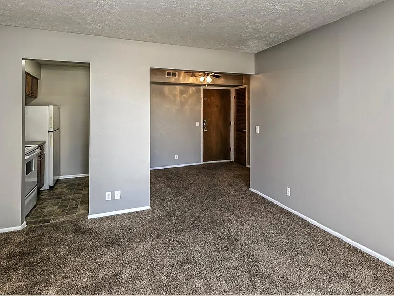 Howard Street Apartments — Photo 21
