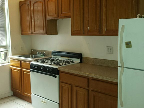 3rd image of 404 E 118th St #2
