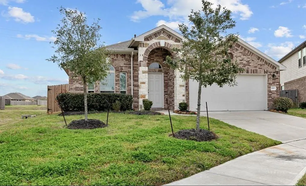3 bed, 2.0 bath, 1740 sqft, $2,300 — Photo 1