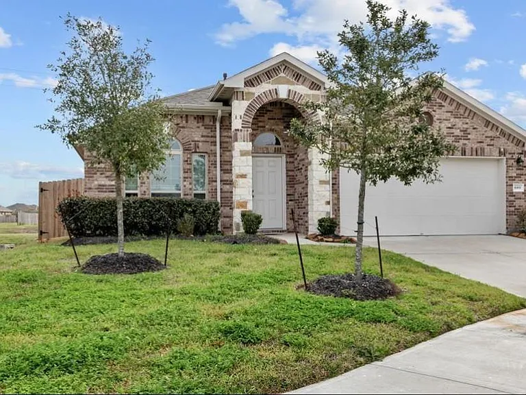 689 Forest Bend Ln — Photo 1