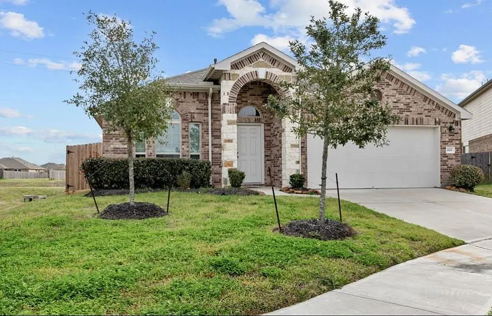 689 Forest Bend Ln