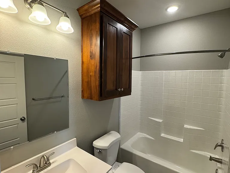 572 Ivy Ln — Photo 2