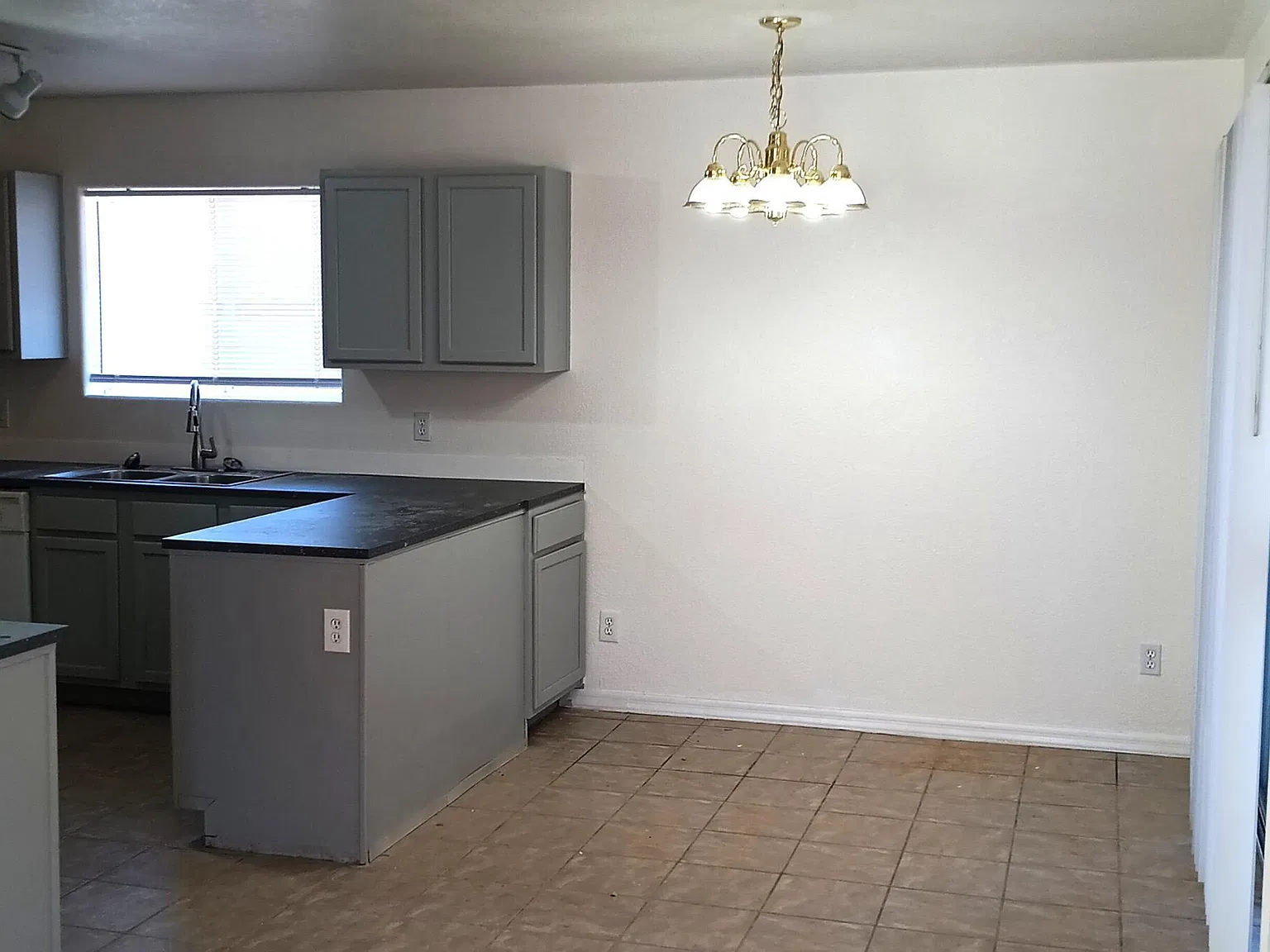 3 bed, 2.0 bath, 2142 sqft, $1,350 — Photo 3