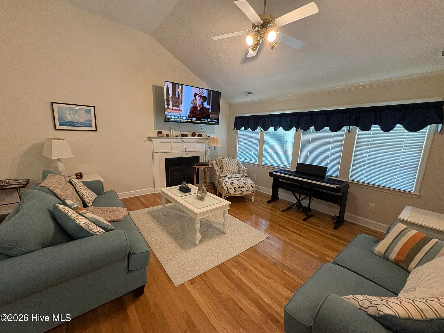 4 bed, 3.5 bath, 2307 sqft, $2,350 — Photo 2