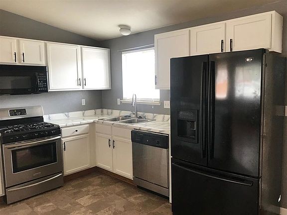 5th image of 210 Rosewood Dr