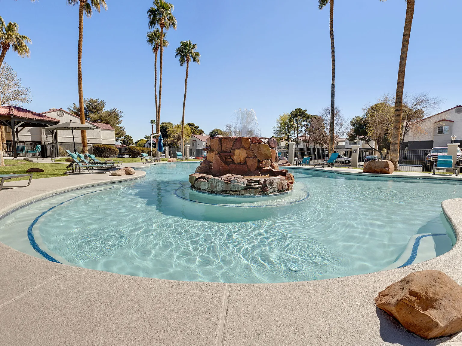 Cabana Club Apartments — Photo 2