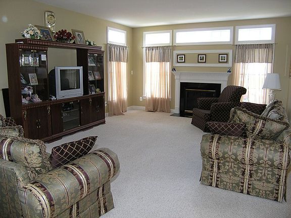 Large FR w/fireplace and transom windows 