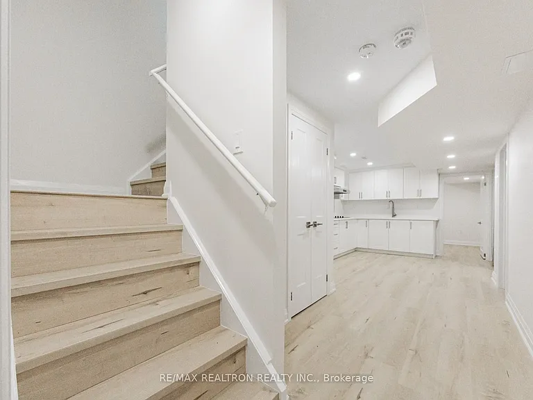 91 McRoberts Cres — Photo 15