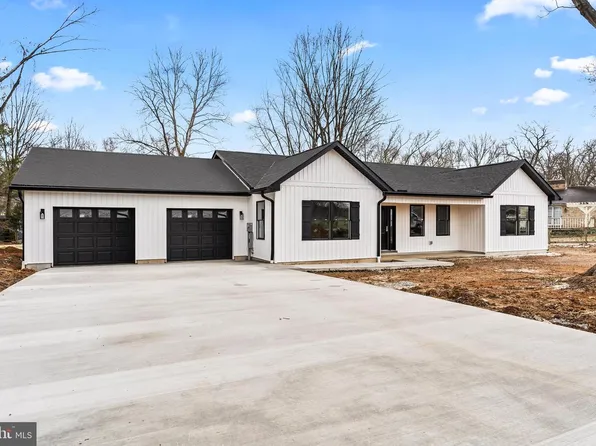 18212 Woodside Dr, Hagerstown, MD 21740