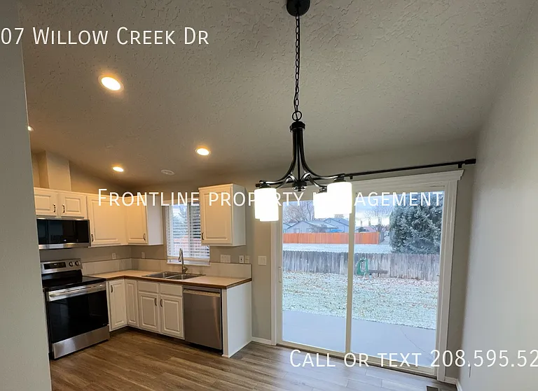 1307 Willow Creek Dr — Photo 3