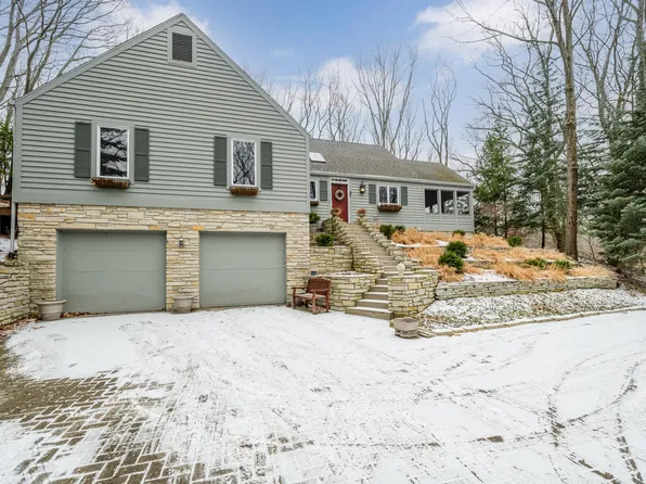 9391 Hillcrest Ln, Bridgman, MI 49106