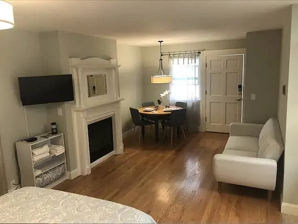 Studio, 450 sqft, $3,100 — Photo 1
