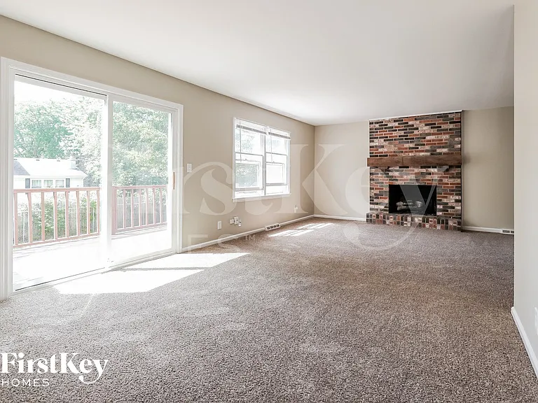 876 N Commonwealth Ave — Photo 4