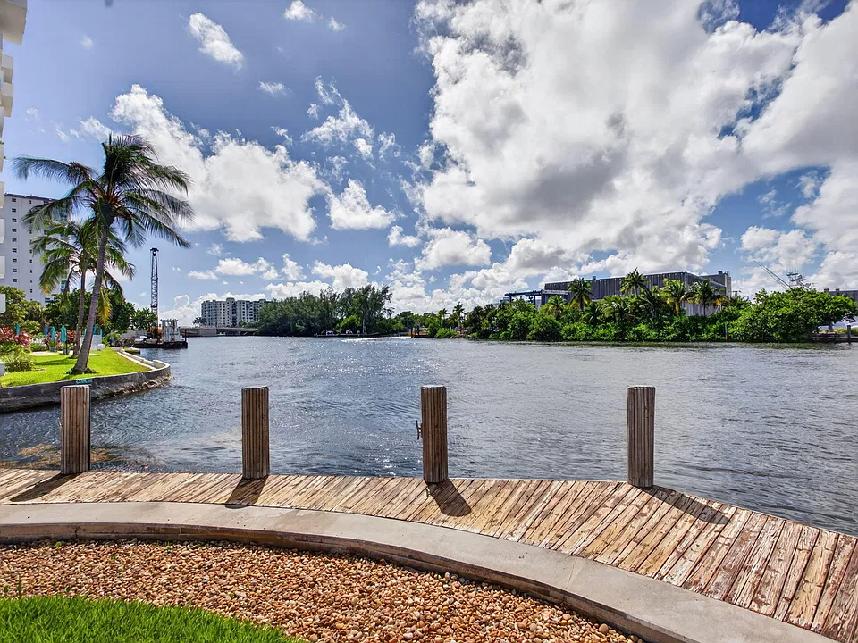 1705 N Riverside Dr #8
