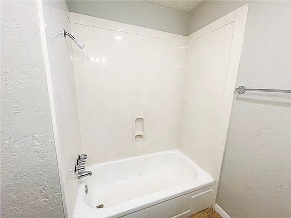 5th image of 808 Llano Pl