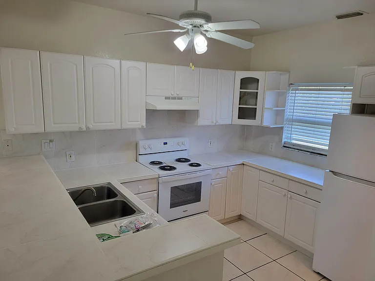 6833 Babcock St — Photo 14