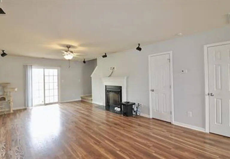 198 Collinwood Dr — Photo 3