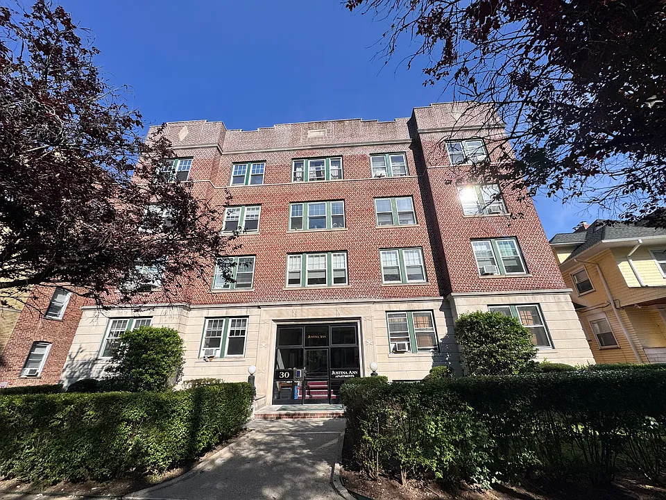 30 Gates Ave
