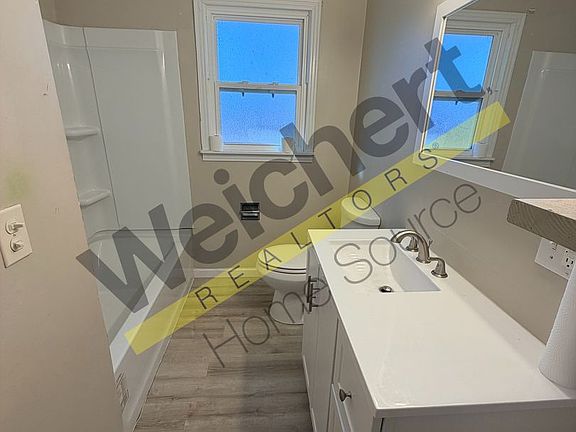 4th image of 1932 Hillcrest Dr