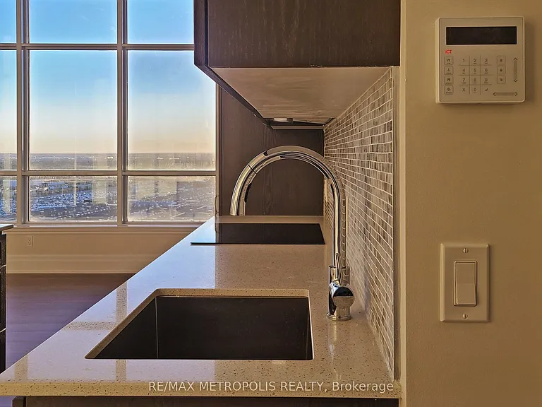 9075 Jane St #Penthouse 08 — Photo 17
