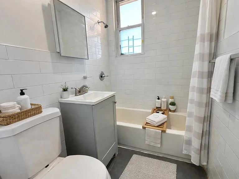 402 E 162nd St #1T — Photo 4