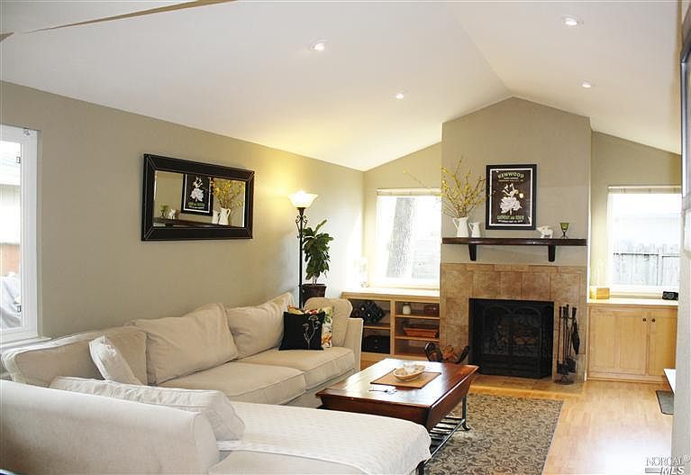 1st image of 1121 Cowan Ln