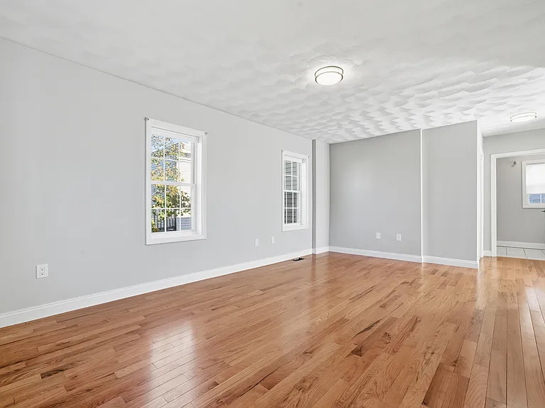 25 Sutton St #25 — Photo 6