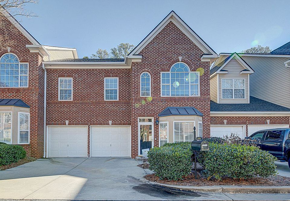 Brick Front w. 2 Car Garage