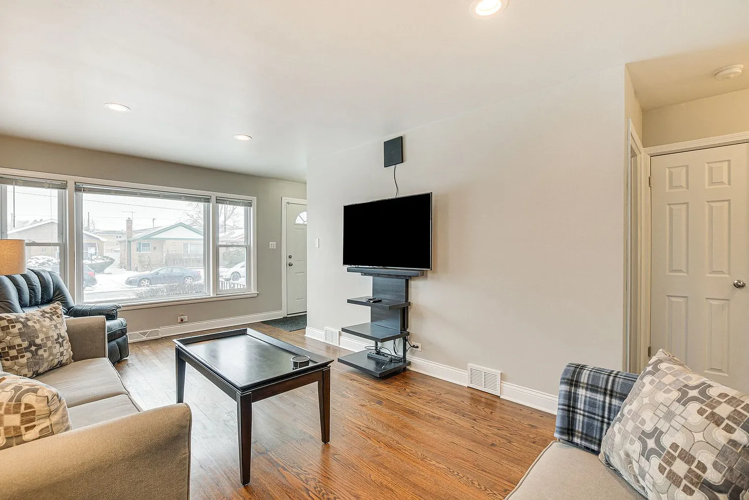 4 bed, 2.0 bath, 1022 sqft, $5,483 — Photo 3