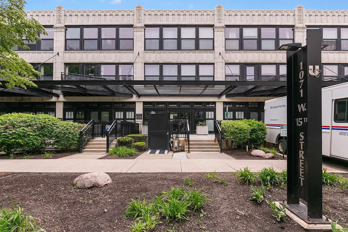 Building Photo - 1071 W 15th St #245