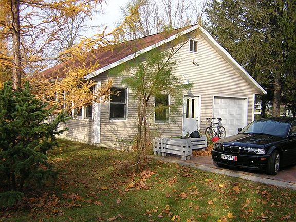 The spacious garage with greenhouse (left side)