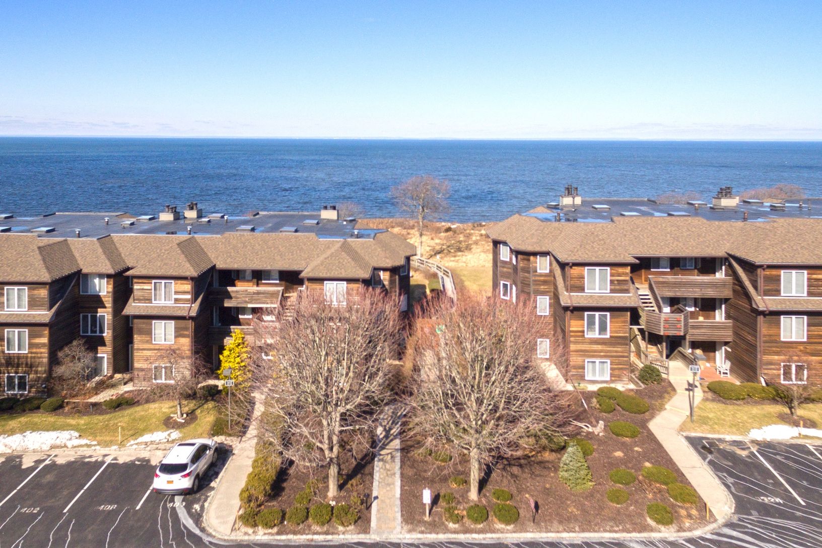 401 Fox Hill Dr in Baiting Hollow Out East