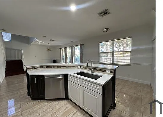 124 Canterbury Pl — Photo 11