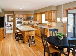 481 Trapline Ln, Chanhassen, MN 55317
