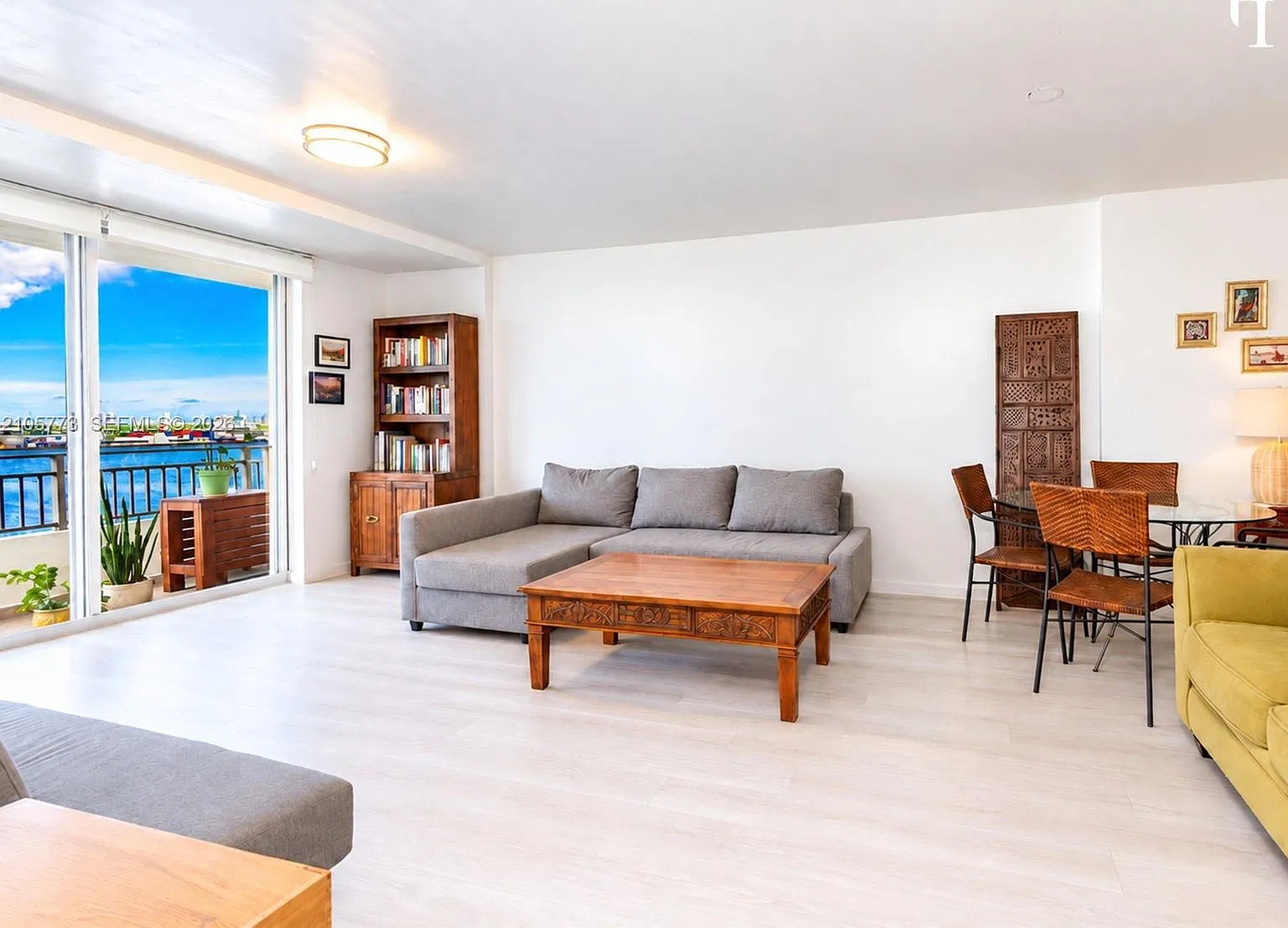 Isola Condo — Photo 4