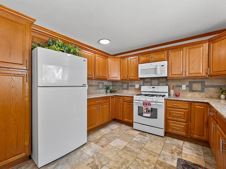 2268 Serra Dr — Photo 26