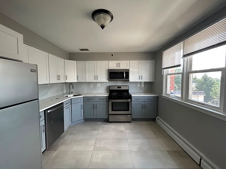 564 Center St #2 — Photo 1