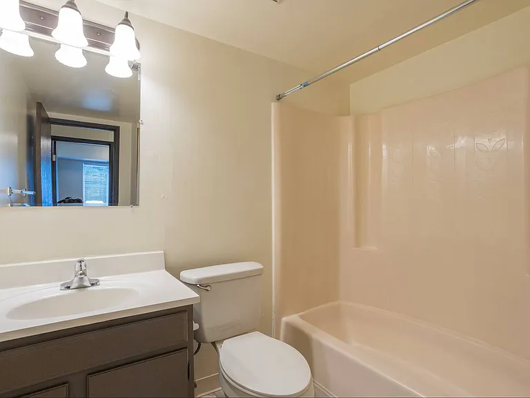 Leonard East Apartments Immediate Move In — Photo 9