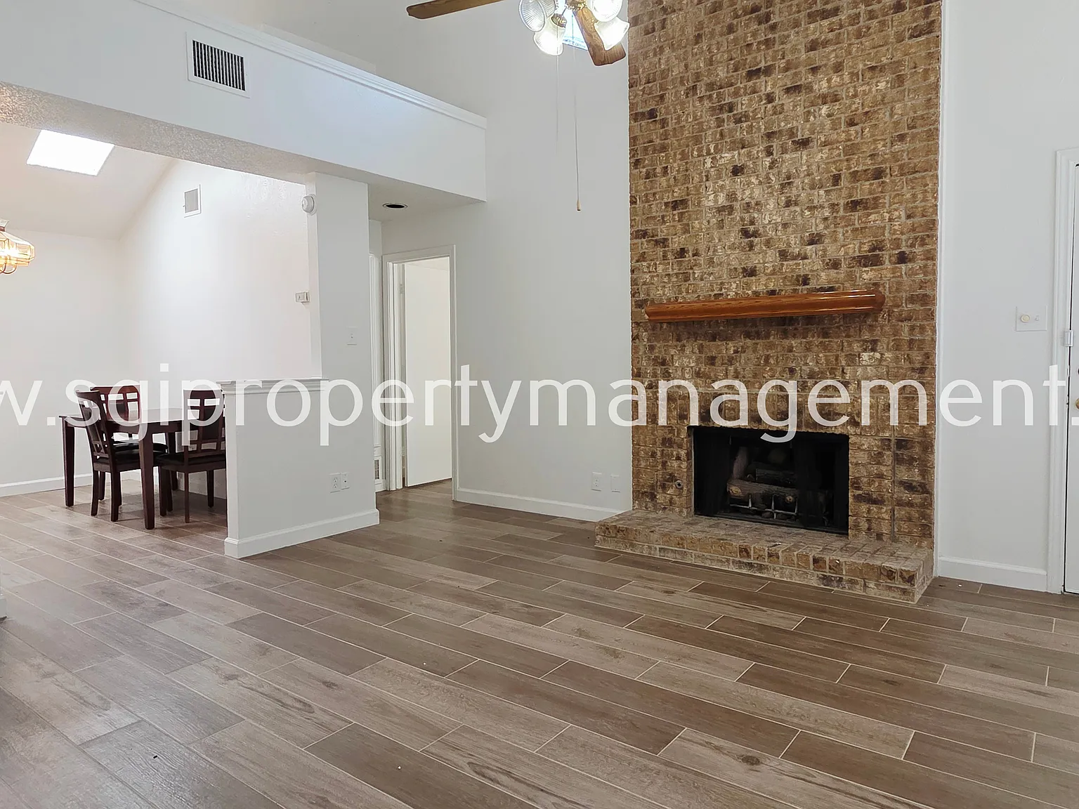 Inviting 2-bedroom 2-bath! — Photo 4