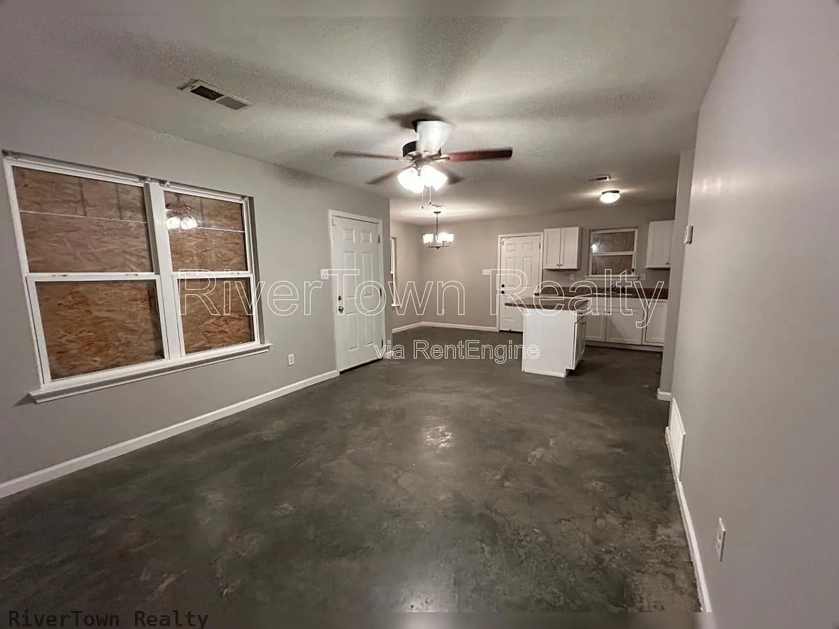 4 bed, 2.0 bath, 1298 sqft, $1,295 — Photo 2