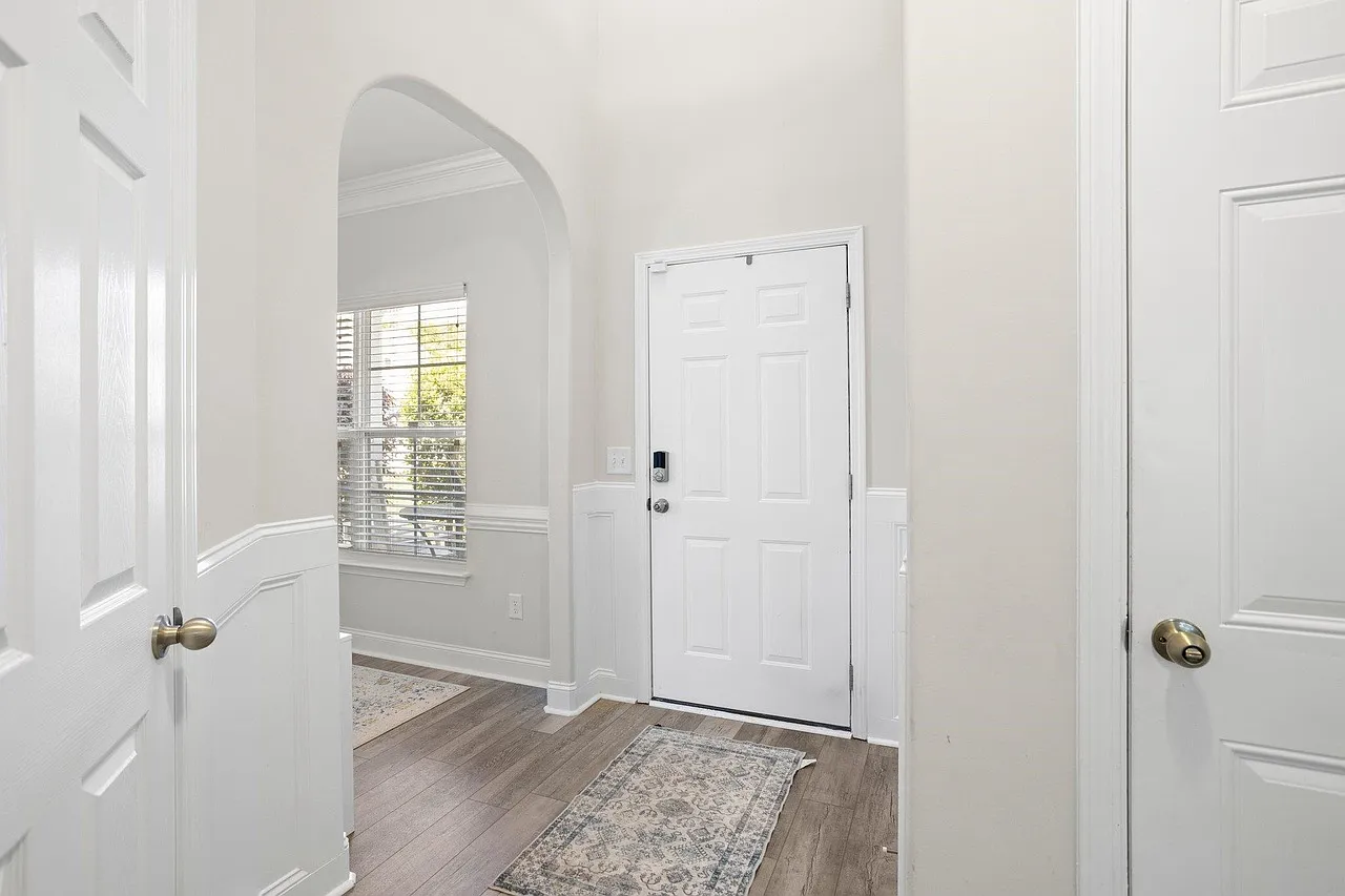 4 bed, 2177 sqft, $2,300 — Photo 2