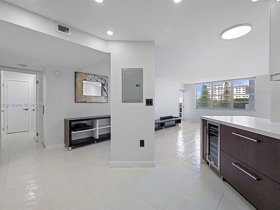 3rd image of 2750 NE 183rd St APT 606