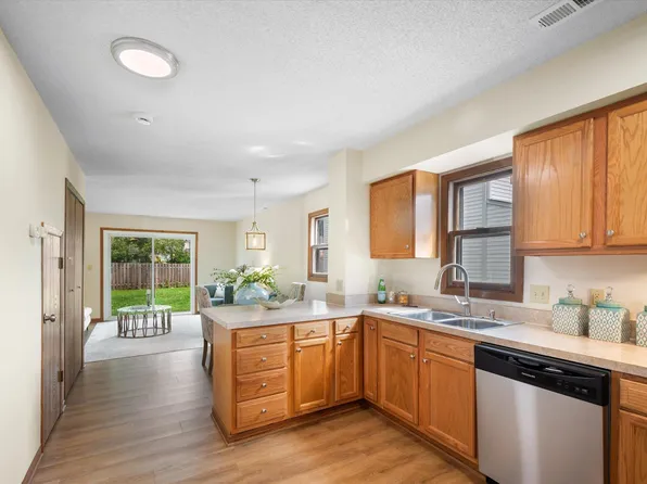 854 Woodgate Dr #217, Vadnais Heights, MN 55127