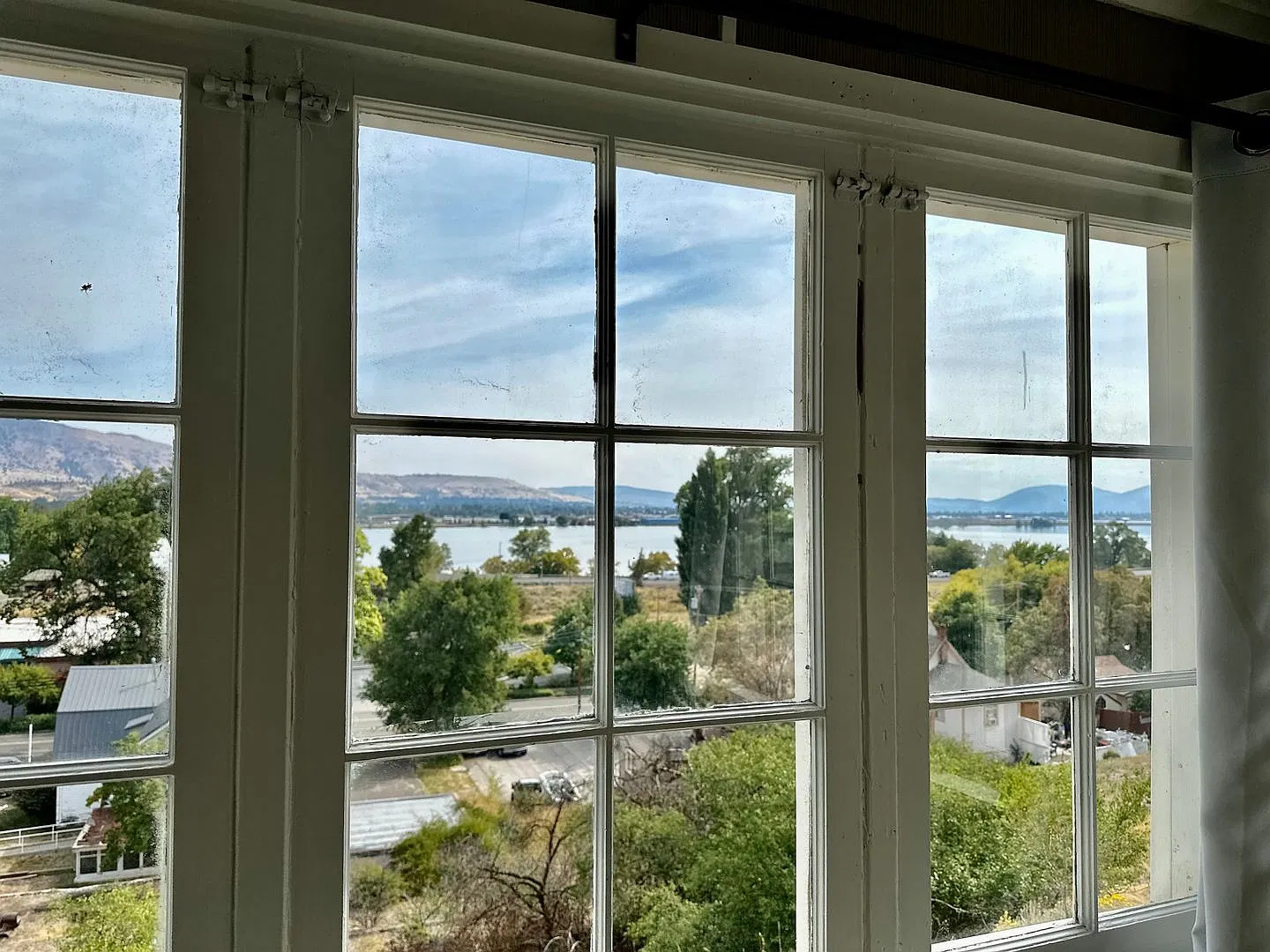 Enoy the picturesque views of Lake Ewauna and the City from this Cozy 2bdrm 1 bath home — Photo 4