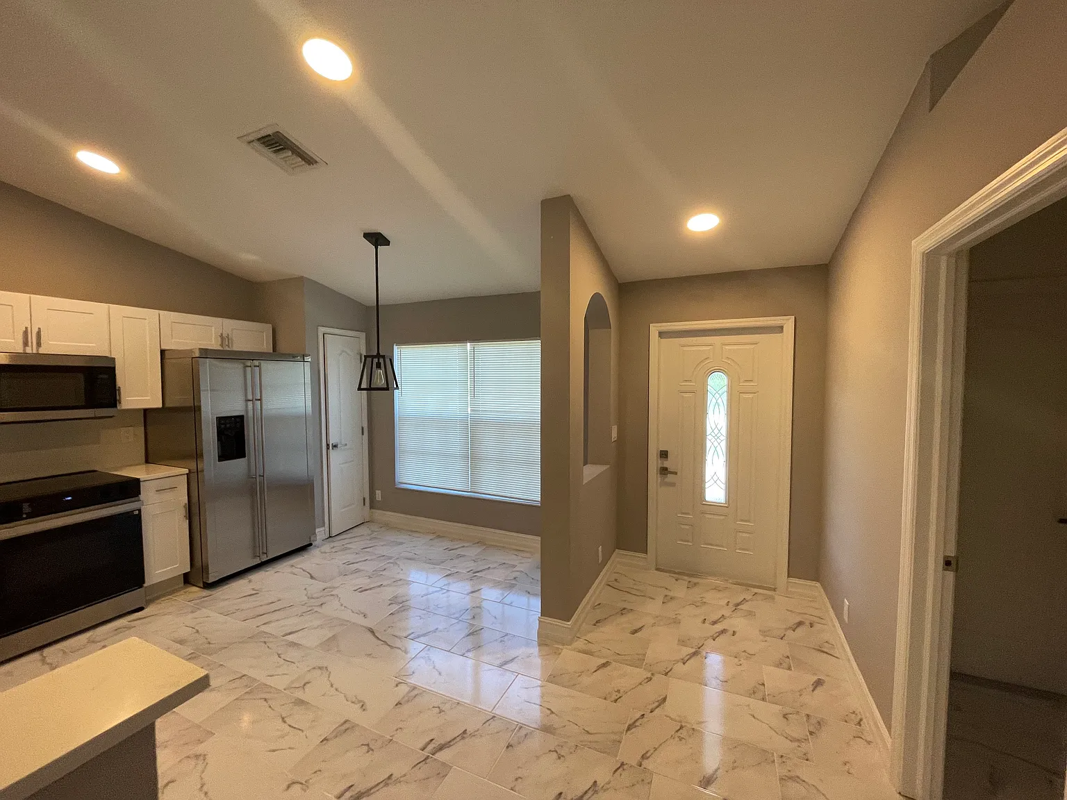 3 bed, 2.0 bath, 1272 sqft, $2,000 — Photo 4