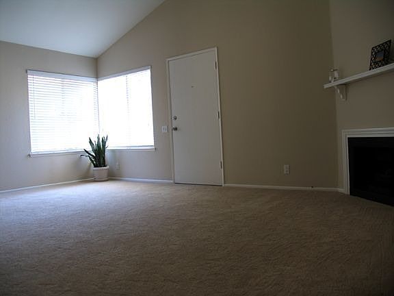 New paint and carpet thoughout