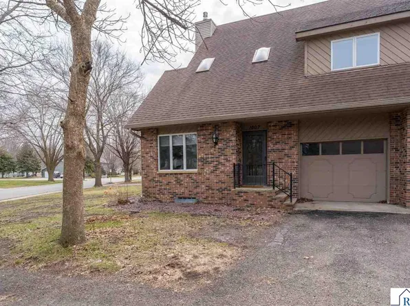 1609 Pleasant View Dr, North Mankato, MN 56003