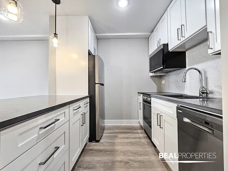 555 W Stratford Place — Photo 26